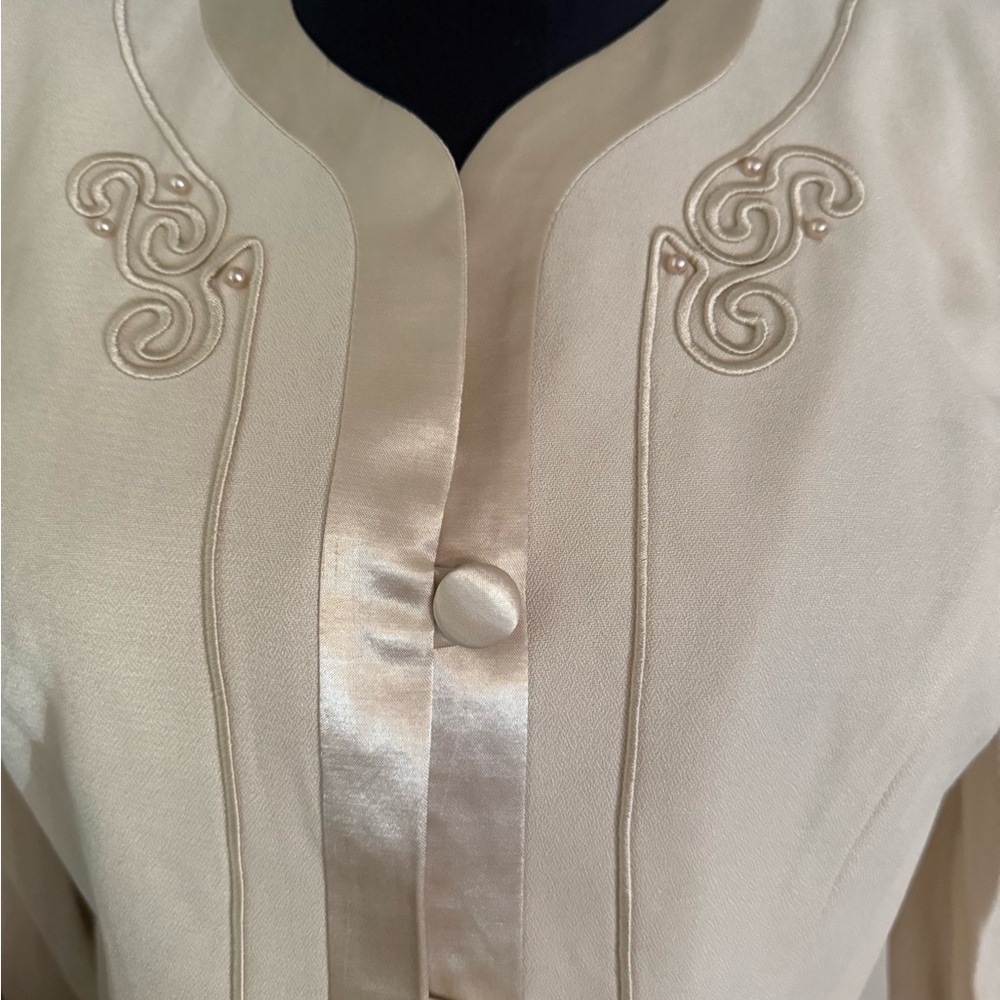 Vintage Elegant Cream Two-Piece Suit - Picture 3 of 9
